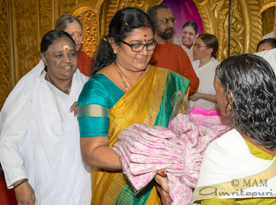 Saree distribution at Palakkad